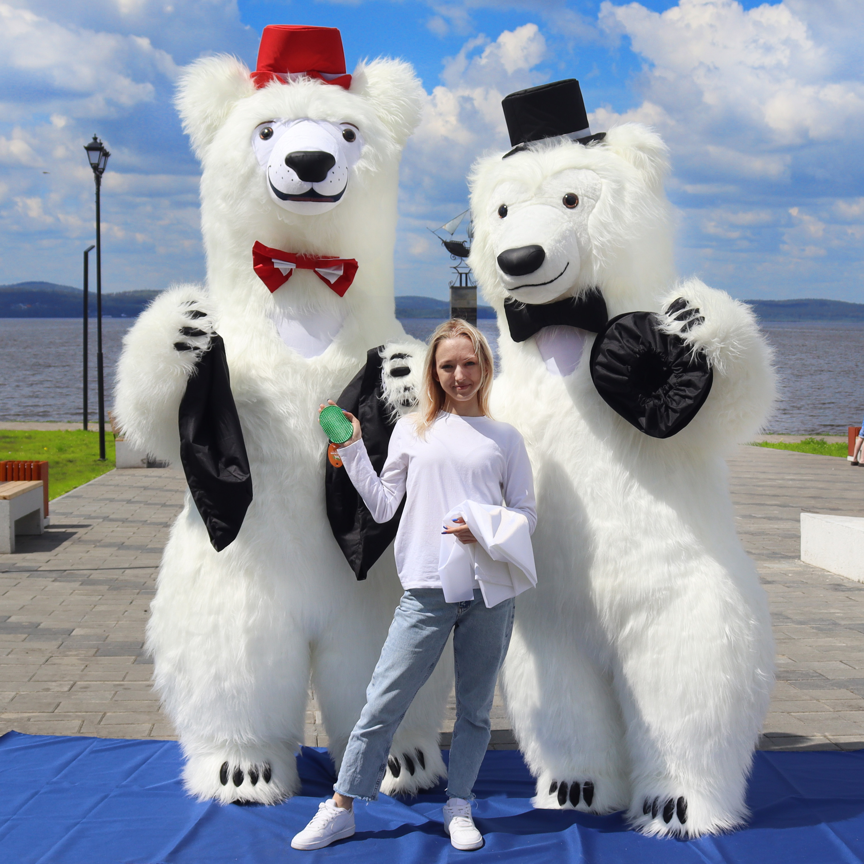 Надувные костюмы белых медведей в шляпах и с бантиками